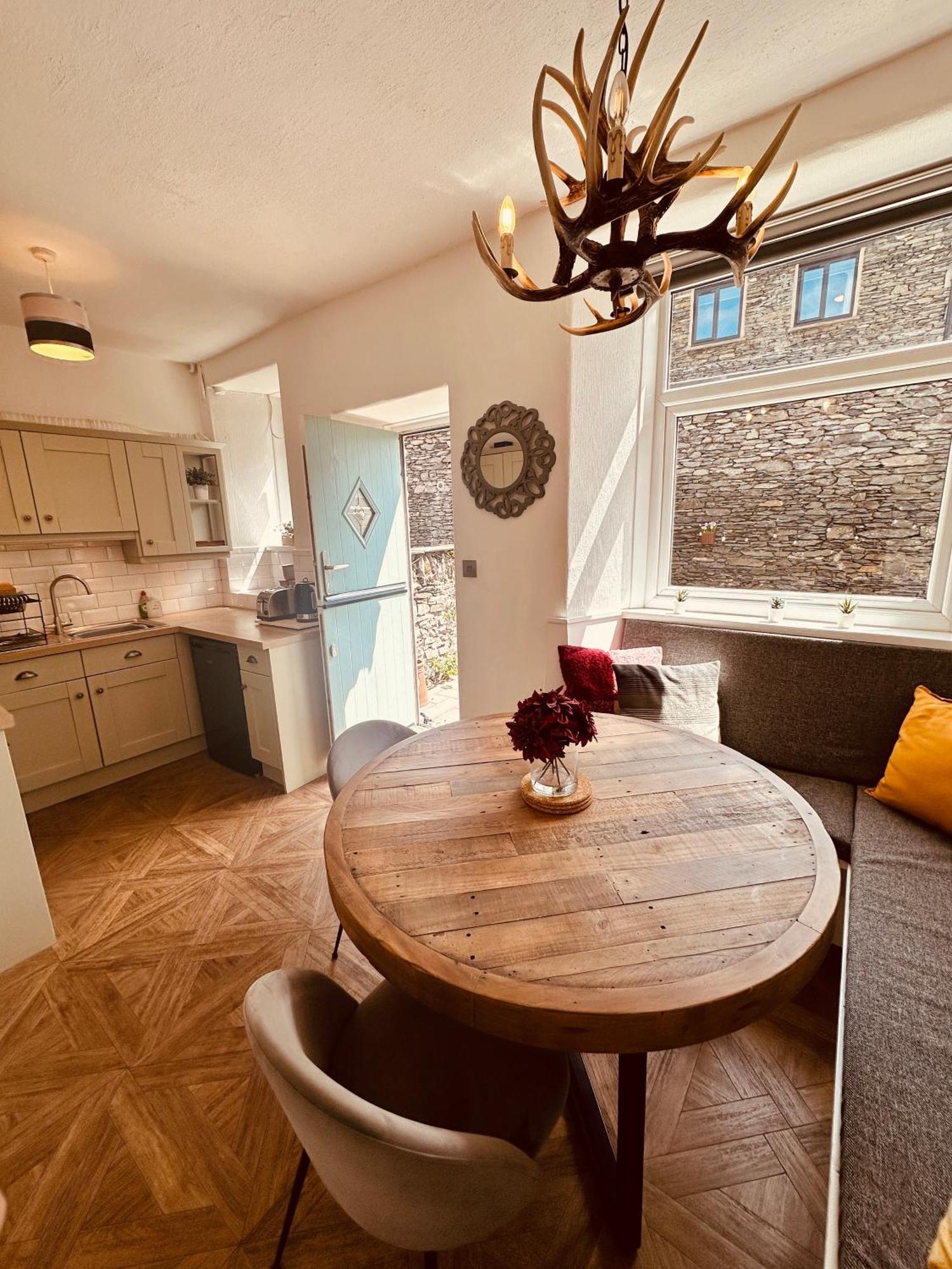 Woodland Cottage - Private Courtyard - Pet Friendly Retreat In The Heart Of Windermere Exterior photo